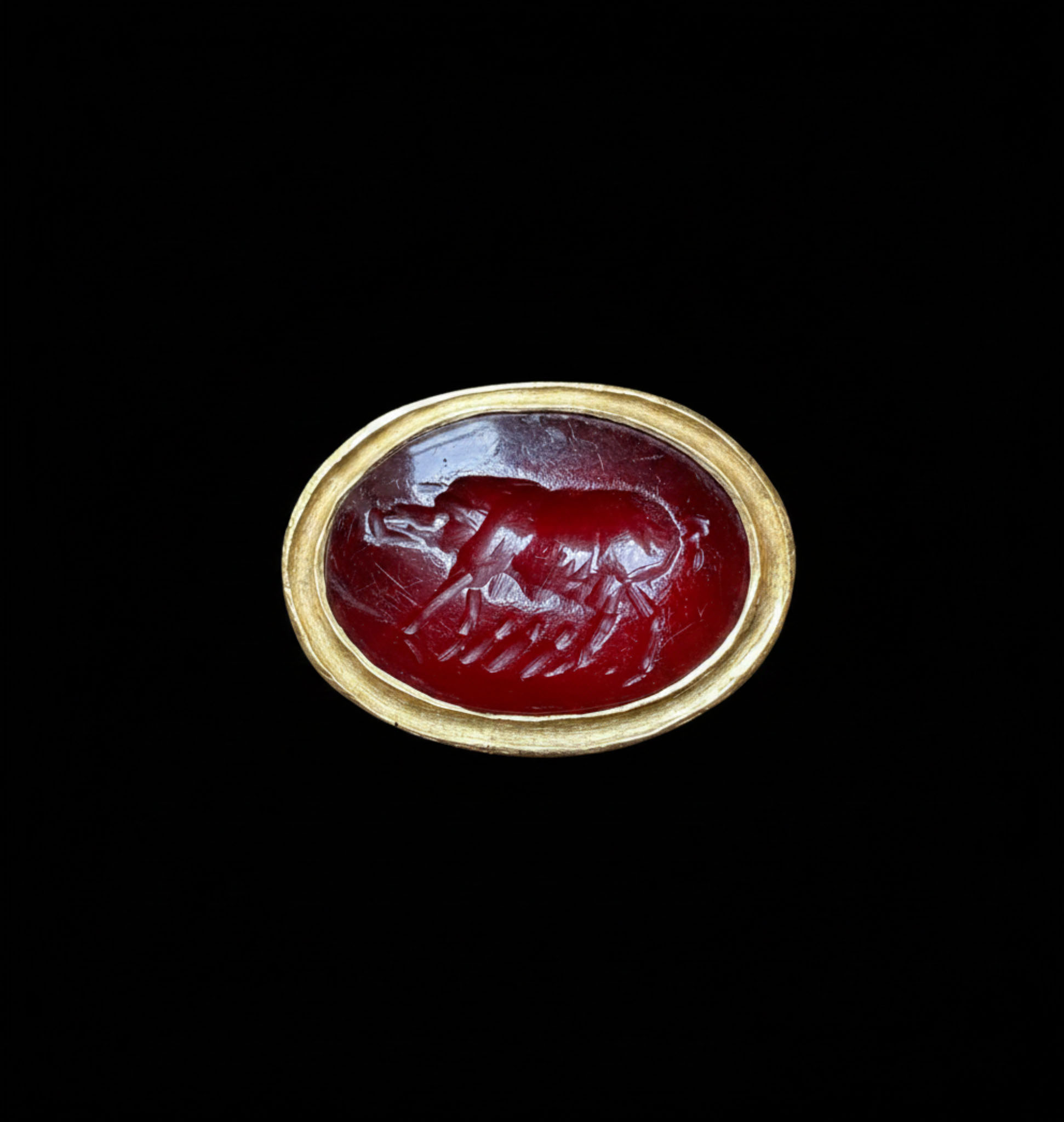 A modern gold ring set with a Roman carnelian intaglio. Sow.